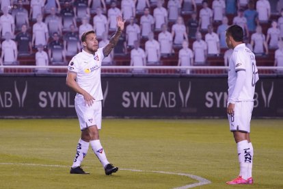 El volante argentino Ezequiel Piovi (i) se sumó a las bajas de los albos para medir a Emelec.

14 de Noviembre de 2020