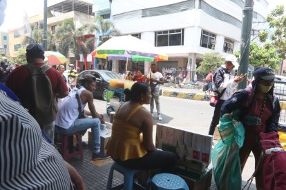 Este es el panorama que se vive en varias calles de la urbe porteña. No todas las personas utilizan la mascarilla.