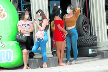 La oferta de servicios sexuales en la calle 17 ha provocado que proliferen las ventas informales y el expendio de bebidas alcohólicas en locales que no están autorizados para tal fin. Por ello se han cerrado negocios.