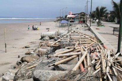 El agua con gran fuerza llegó hasta las rocas y removió todo.