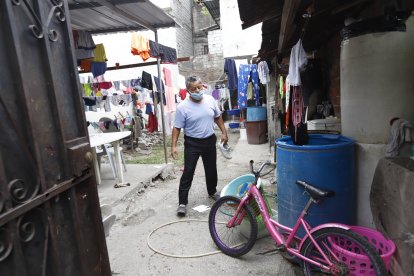 Con pesar, el padre de la víctima mira el lugar 
donde cayó herida su hija.
Agencia (ag-expreso)