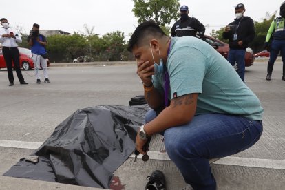 El nieto de la víctima levantó el plástico que cubría el cadáver para constatar que se trataba de su ser querido.