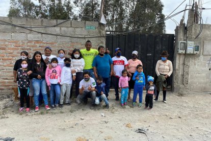 Pevris Estupiñán con las personas que le ayudaron a recuperar el pasaporte.