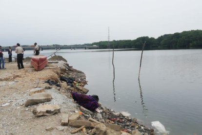 El fallecido estaba envuelto en sábanas y la cabeza metida en una funda negra.