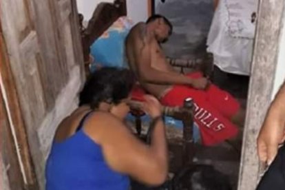 La víctima estaba sentada en el mueble de su vivienda cuando la atacaron.