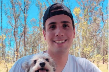 El can tiene apenas 6 dientes. Su edad podría estar entre los 6 y 7 años.