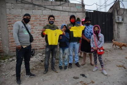 William Latacunga (segunda desde la izquierda) junto a familiares y amigos en el lugar donde se tomó la foto con Pervis Estupiñán.