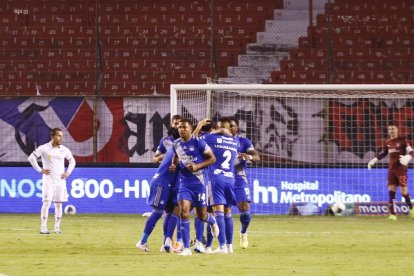 El Bombillo se recuperó de la expulsión de Carabalí y el gol en contra que sufrió antes del descanso y sumó en la altura.