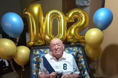 Noé Pico se vistió de corto para celebrar su cumpleaños número 102, viendo jugar a su querido Emelec.