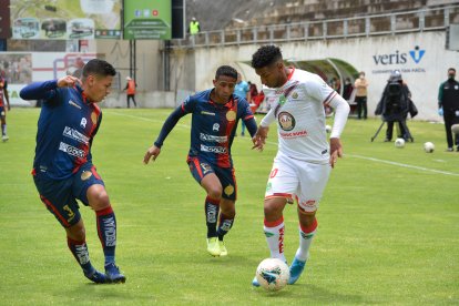 Santiago Mallitasig (3) sigue de cerca a Juan Govea (d).