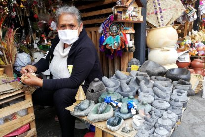 En la plazoleta exponen adornos, ropa y diversas creaciones manuales. Dolores Contreras ofrece piedras de moler y otros artículos.