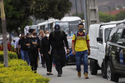 Familiares de Jonathan Javier Lino Burgos acudieron al Laboratorio de Criminalística para retirar su cadáver.