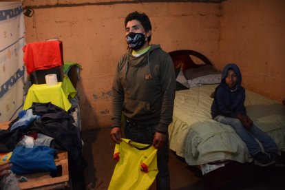 William Latacunga en el cuarto donde vive y en el que recibió a Pervis Estupiñán para entregarle su maleta y pasaporte.