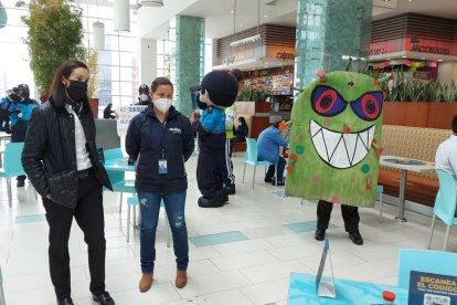 Las autoridades municipales recorrieron los pasillos y dieron recomendaciones a la gente para evitar el contagio de coronavirus.