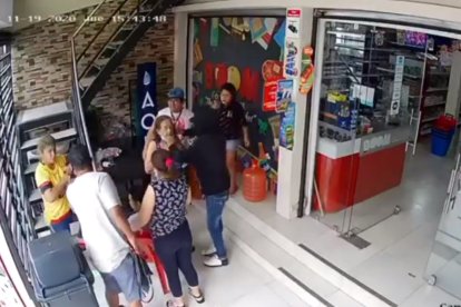 Delincuentes armados asaltaron en el local del defensa de Barcelona, Pedro Pablo Velasco