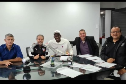 El jugador colombiano se sentó con los directivo del cuadro quiteño para firmar el nuevo contrato.