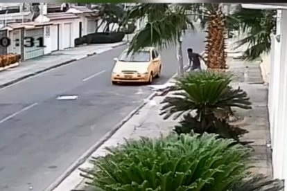 Luego del robo los pillos huyeron en un taxi amarillo, el mismo que fue ubicado en el sector comercial de La Bahía