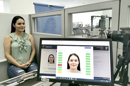 Una usuaria tramitando el documento de viaje en una de las agencias del Registro Civil.