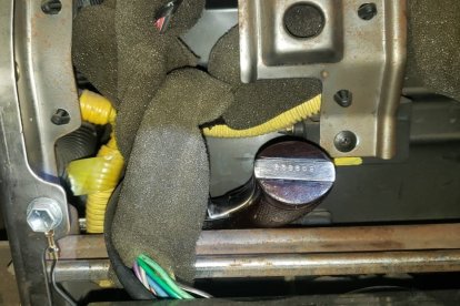 El arma estaba escondida bajo la tapicería del automotor.