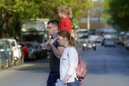 Nunca desautorices a tu pareja delante de tu hijo. Luego conversa sobre el tema con tu conviviente a solas.
