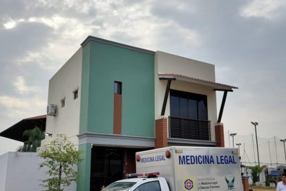 El cadáver del extranjero fue retirado del inmueble y llevado al Laboratorio de Criminalística.