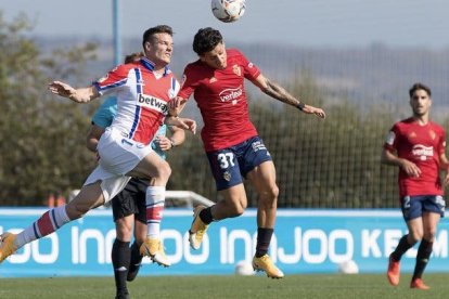 Kike Saverio (d) se unió a Osasuna en julio pasado.