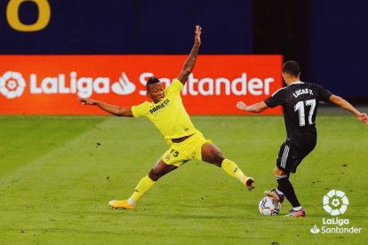 El ecuatoriano Pervis Estupiñán (i) disputa el balón con Lucas Vásquez (17).