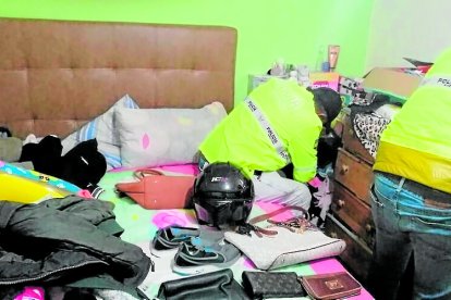 Las evidencias que encontraron los agentes fueron carteras y bolsos, a más de una moto.