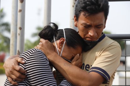 Carmen Sandoval, mamá del fallecido, recibe el consuelo de su hermano. 

Guayaquil-Ecuador
Agencia (ag-expreso)