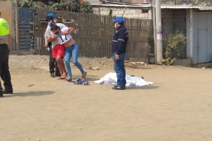 Ángel Tobías Quijije Macías fue cubierto con una sábana.