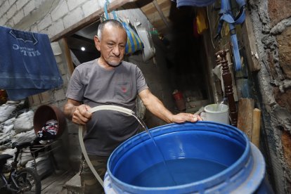 A William Quiñónez unos vecinos le contaron del corte y rápidamente llenó un tanque.