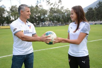 Santiago y Arella Jácome comparten la pasión por el fútbol y por Liga de Quito.