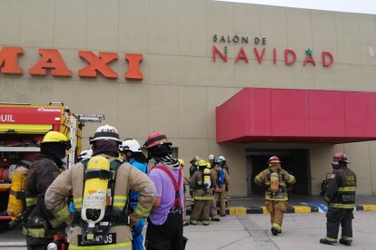 Un incendio se produjo en el centro comercial Albán Borja.