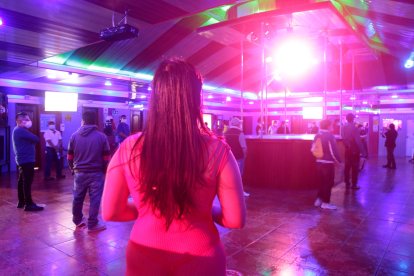 El aforo es del 30 % de su capacidad por lo que no todas las sexoservidoras han podido volver a los night clubs en Quito.