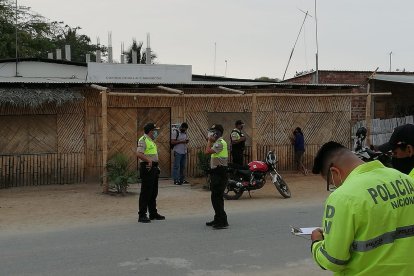 La policía llegó al sitio para hacer las investigaciones.