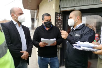 Diego Cabezas, coordinador de Registro Civil, el Gobernador y el Intendente del Azuay, durante un operativo.