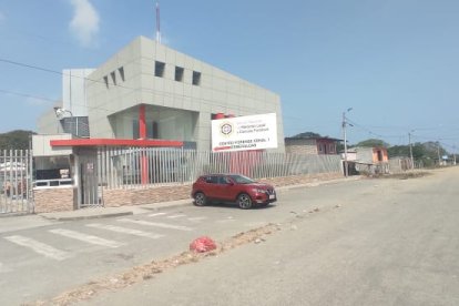 Los restos de la menor ingresaron al Centro Forense de Manta para establecer su deceso.