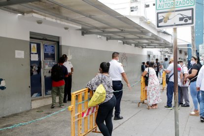 Varios usuarios acudieron a las oficinas en busca de información sobre las licencias.
