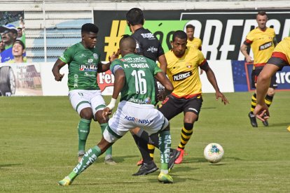 Nixon Molina de Barcelona ingresa al área de Orense y Cangá atento a la pelota.