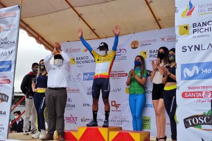 Cristian Toro es el primer dueño del maillot amarillo tras ganar la etapa inicial de la Vuelta al Ecuador.