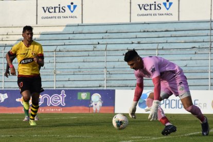 El arquero Rolando Silva de Orense asustó a los jugadores amarillos.