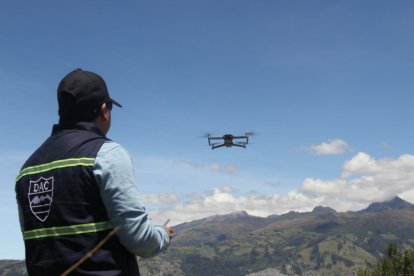 Un técnico de la Dirección General de Aviación Civil manejando un dron.