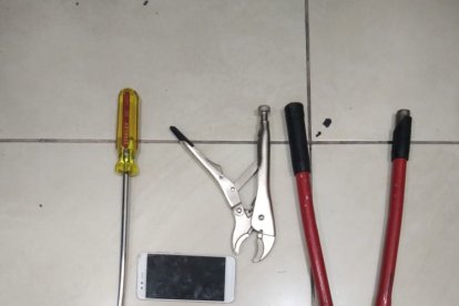 Las herramientas halladas en fuera de la puerta del apartamento escogido por los sospechosos.