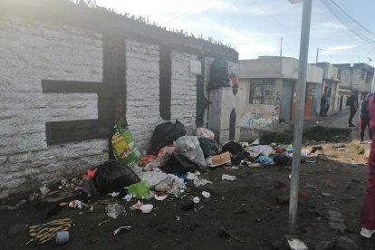 En la parada del autobús se evidencia la basura.
