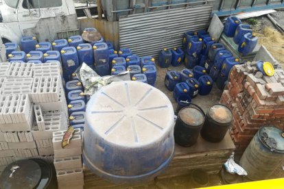 En un patio de la población de Tres Postes, utilizado como garaje, se hacía el comercio ilegal de combustibles.