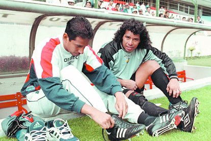 Jacinto Espinoza (d) fue el arquero titular en la selección que participó en las eliminatorias al Mundial USA 94.