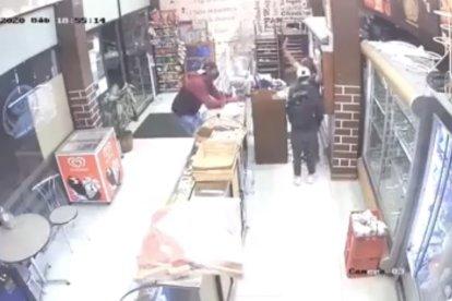 Dos hombres ingresaron al local a robar.