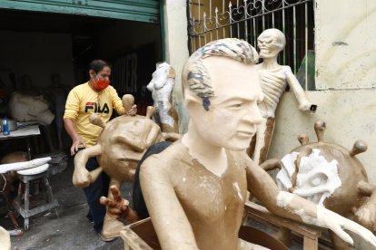 Labor. Un artesano elabora un monigote que se quemará el 31 de diciembre de 2020.