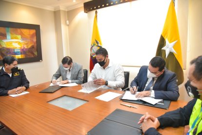 Juan José Yúnez, alcalde de Samborondón, firmó el convenio, con las autoridades de la CTE.