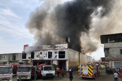 Los empleados trataron de recuperar algunos de los artículos que se comercializaban en el local.